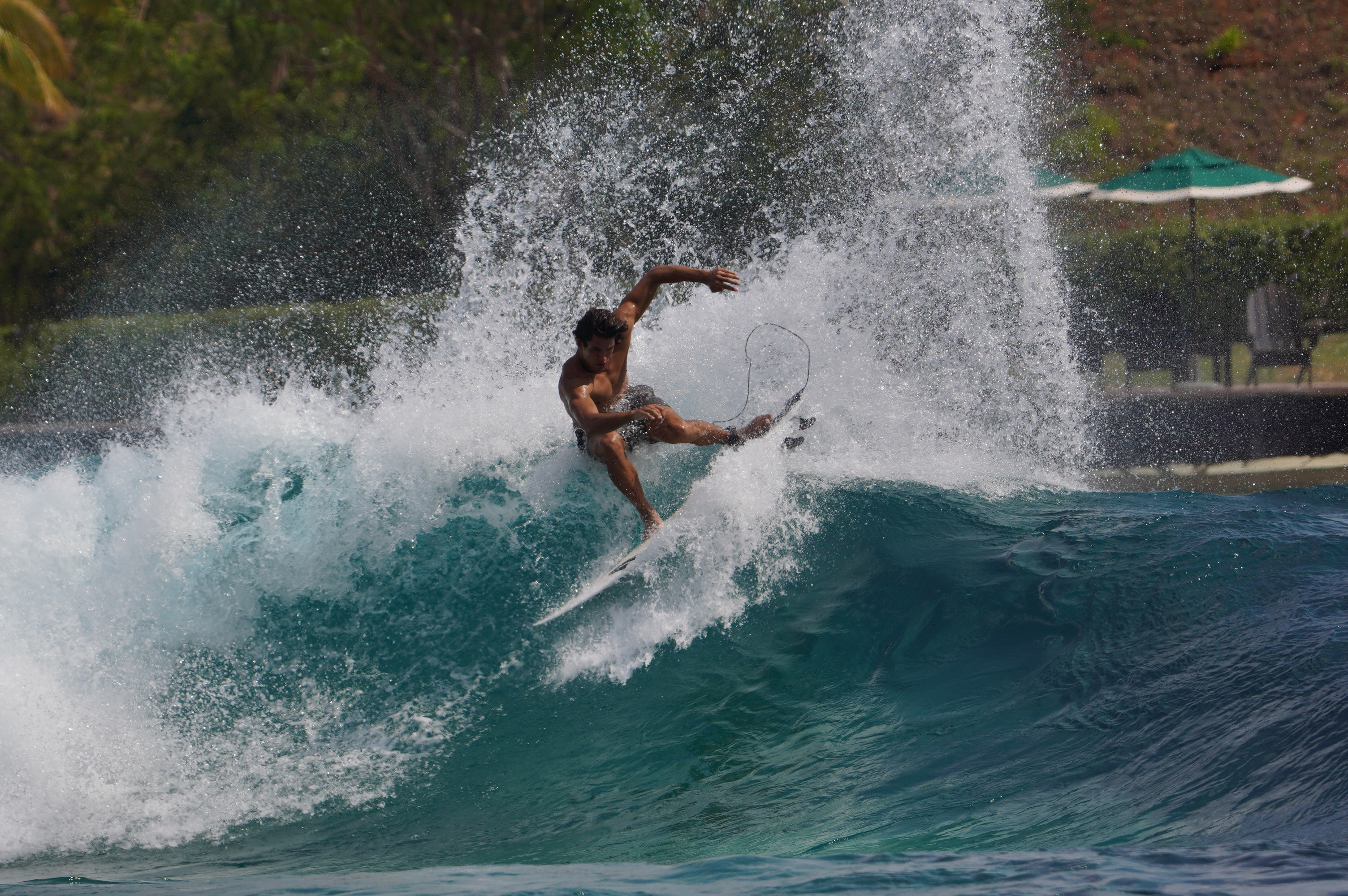 Guilherme Hilel surfando na piscina de onda