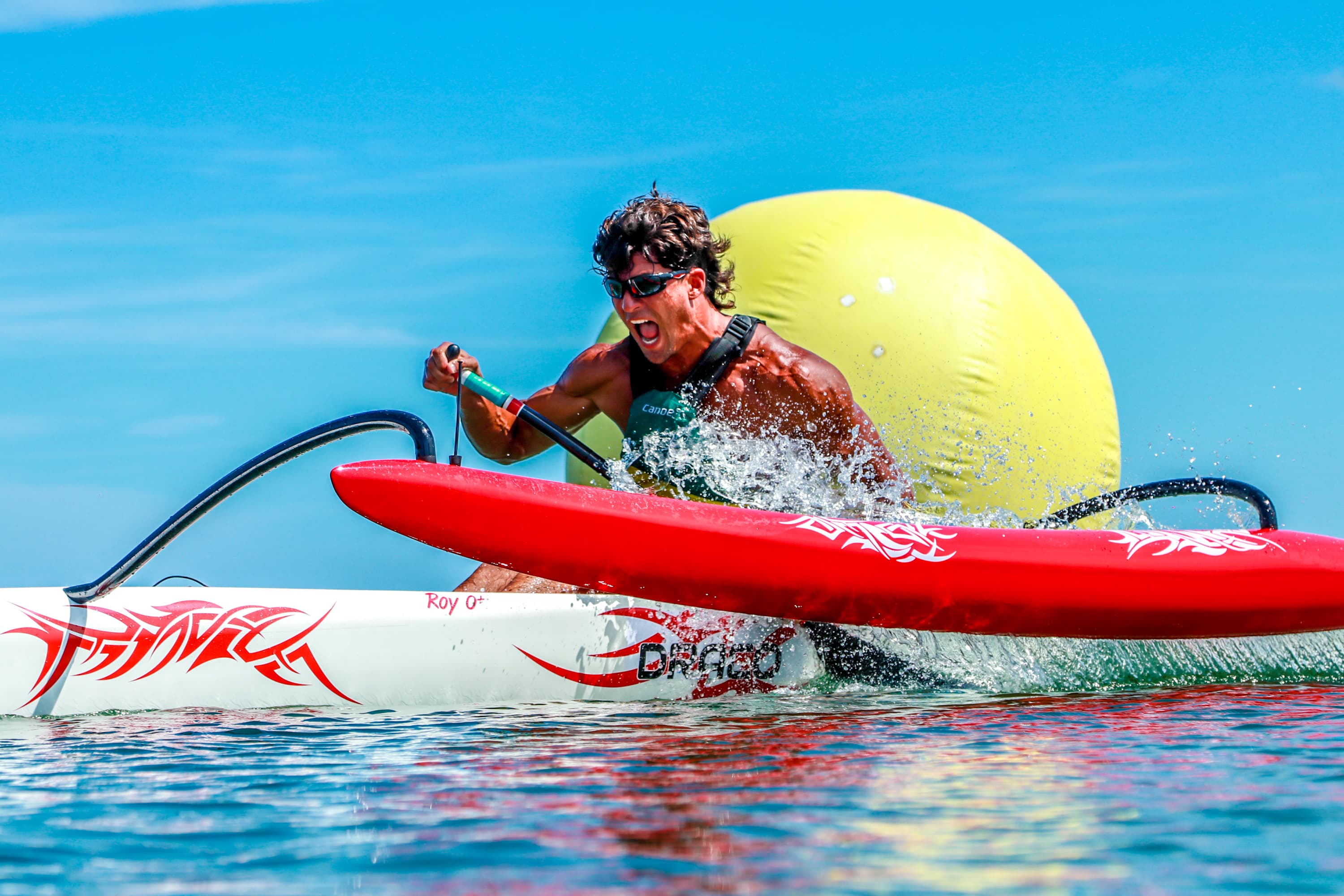 Guilherme Hilel remando de canoa